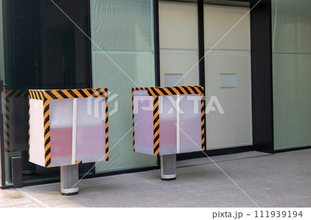 KITTE大阪の1階に設置された使用前の新しい郵便ポスト(2024年2月11日撮影) KITTE大阪の1階に設置された使用前の新しい郵便ポスト(2024年2月11日撮影) 111939194