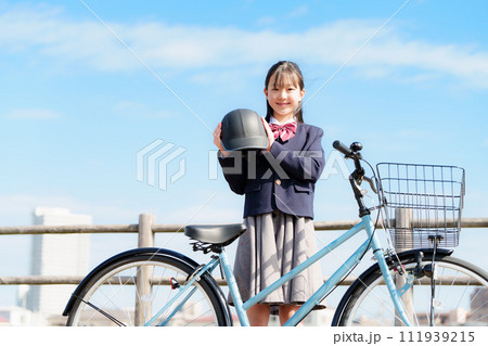自転車を押して歩く制服の女の子 自転車を押して歩く制服の女の子 111939215