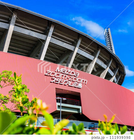 MAZDA Zoom Zoom スタジアム 広島 ( ズムスタ )は カープ の ホームスタジアム  111939398