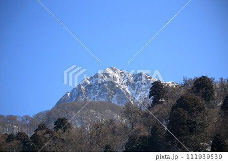 青空が広がる鳥取県の雪の伯耆大山 111939539