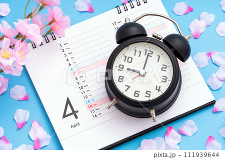 4月のカレンダー　時計 111939644
