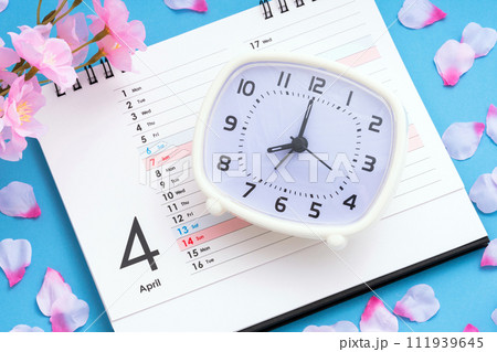 4月のカレンダー　時計 111939645