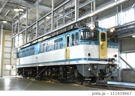 車両基地に停車するEF65形電気機関車(EF65形2127号機) 車両基地に停車するEF65形電気機関車(EF65形2127号機) 111939667
