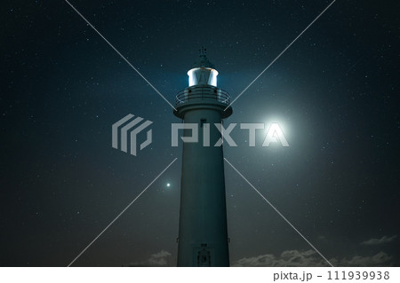 夜明け前の灯台と月 111939938