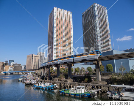 芝浦運河の上を走るモノレールの風景 111939983