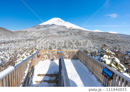 水ヶ塚公園の腰切塚展望台からの富士山　雪景色　富士山二合目 111940055
