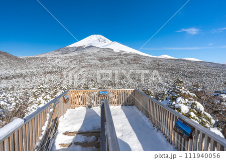 水ヶ塚公園の腰切塚展望台からの富士山　雪景色　富士山二合目 111940056