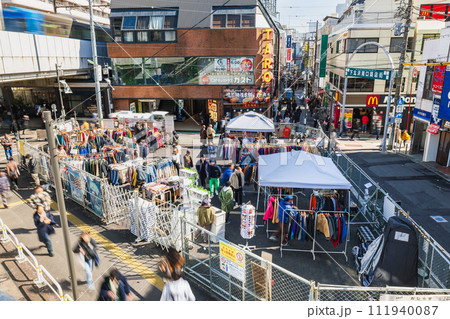 休日の下北沢　古着マーケット　南口駅前広場 111940087