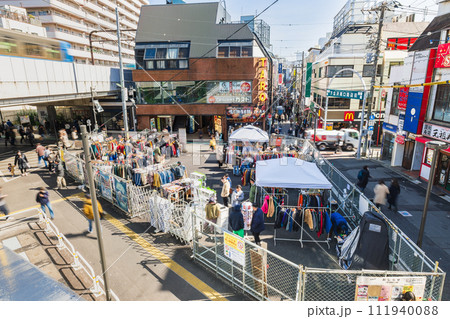 休日の下北沢　古着マーケット　南口駅前広場 111940088