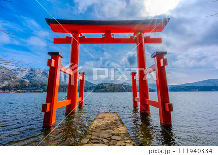 冬の箱根神社　鳥居　芦ノ湖 111940334