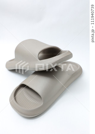 サンダル、スリッパ、脚、足、ゴム、ゴムサンダル、履く、プラスチック製品、日用品、生活用品、雑貨 サンダル、スリッパ、脚、足、ゴム、ゴムサンダル、履く、プラスチック製品、日用品、生活用品、雑貨 111940739