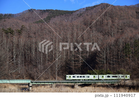 冬枯れの針葉樹の山を行く小海線ローカル列車 冬枯れの針葉樹の山を行く小海線ローカル列車 111940917