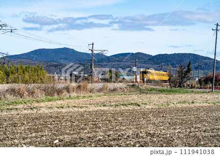 第4種踏切 赤穂線 第一一丁目踏切と総社行き普通列車1 岡山県瀬戸内市邑久町 第4種踏切 赤穂線 第一一丁目踏切と総社行き普通列車1 岡山県瀬戸内市邑久町 111941038