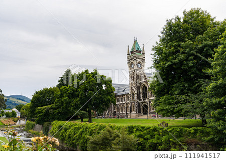 ダニーデンのオタゴ大学の時計台 ダニーデンのオタゴ大学の時計台 111941517
