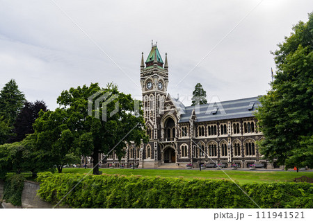 ダニーデンのオタゴ大学の時計台 ダニーデンのオタゴ大学の時計台 111941521