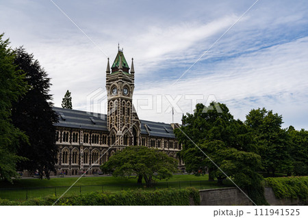 ダニーデンのオタゴ大学の時計台 ダニーデンのオタゴ大学の時計台 111941525
