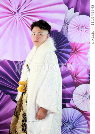 丈が長めの羽織が洒落たシルバーと白の男袴、紋付袴姿の成人男性、成人式ロケーション撮影 111941548