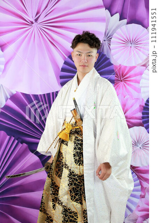 丈が長めの羽織が洒落たシルバーと白の男袴、紋付袴姿の成人男性、成人式ロケーション撮影 丈が長めの羽織が洒落たシルバーと白の男袴、紋付袴姿の成人男性、成人式ロケーション撮影 111941551