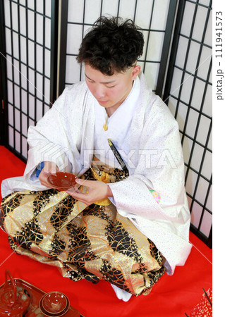 丈が長めの羽織が洒落たシルバーと白の男袴、紋付袴姿の成人男性、成人式ロケーション撮影 丈が長めの羽織が洒落たシルバーと白の男袴、紋付袴姿の成人男性、成人式ロケーション撮影 111941573