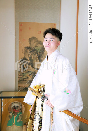 丈が長めの羽織が洒落たシルバーと白の男袴、紋付袴姿の成人男性、成人式ロケーション撮影 丈が長めの羽織が洒落たシルバーと白の男袴、紋付袴姿の成人男性、成人式ロケーション撮影 111941588