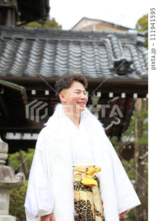 丈が長めの羽織が洒落たシルバーと白の男袴、紋付袴姿の成人男性、成人式ロケーション撮影 111941595