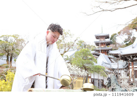 丈が長めの羽織が洒落たシルバーと白の男袴、紋付袴姿の成人男性、成人式ロケーション撮影 丈が長めの羽織が洒落たシルバーと白の男袴、紋付袴姿の成人男性、成人式ロケーション撮影 111941609