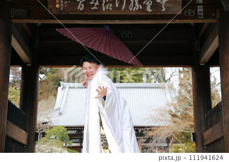 丈が長めの羽織が洒落たシルバーと白の男袴、紋付袴姿の成人男性、成人式ロケーション撮影 111941624