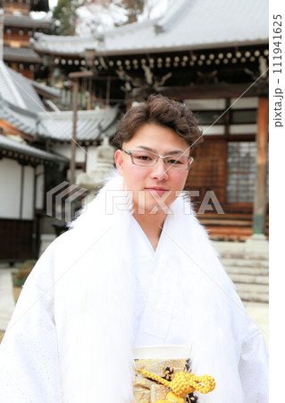 丈が長めの羽織が洒落たシルバーと白の男袴、紋付袴姿の成人男性、成人式ロケーション撮影 111941625