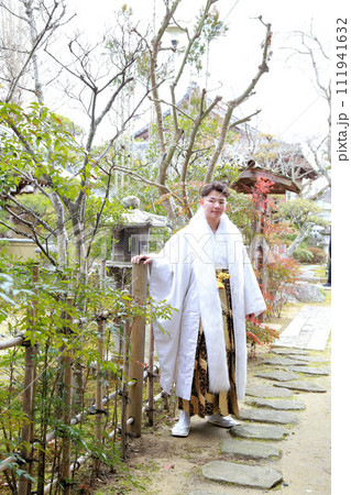丈が長めの羽織が洒落たシルバーと白の男袴、紋付袴姿の成人男性、成人式ロケーション撮影 丈が長めの羽織が洒落たシルバーと白の男袴、紋付袴姿の成人男性、成人式ロケーション撮影 111941632