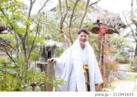 丈が長めの羽織が洒落たシルバーと白の男袴、紋付袴姿の成人男性、成人式ロケーション撮影 111941633