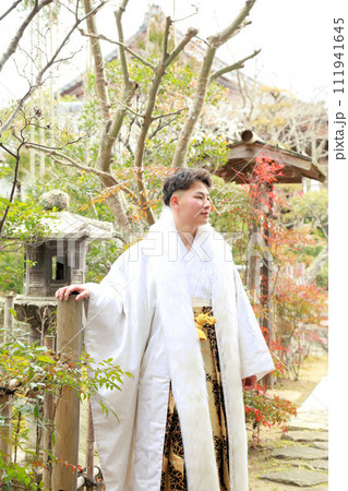 丈が長めの羽織が洒落たシルバーと白の男袴、紋付袴姿の成人男性、成人式ロケーション撮影 丈が長めの羽織が洒落たシルバーと白の男袴、紋付袴姿の成人男性、成人式ロケーション撮影 111941645