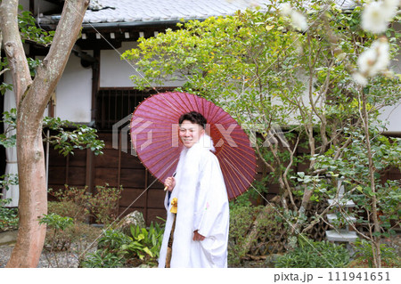 丈が長めの羽織が洒落たシルバーと白の男袴、紋付袴姿の成人男性、成人式ロケーション撮影 111941651