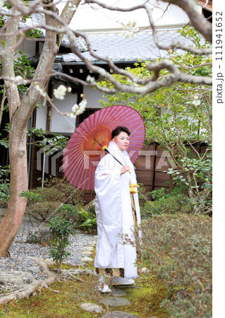 丈が長めの羽織が洒落たシルバーと白の男袴、紋付袴姿の成人男性、成人式ロケーション撮影 丈が長めの羽織が洒落たシルバーと白の男袴、紋付袴姿の成人男性、成人式ロケーション撮影 111941652