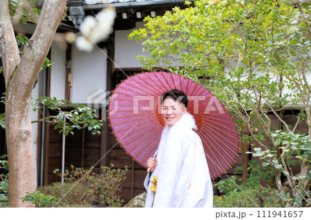 丈が長めの羽織が洒落たシルバーと白の男袴、紋付袴姿の成人男性、成人式ロケーション撮影 111941657