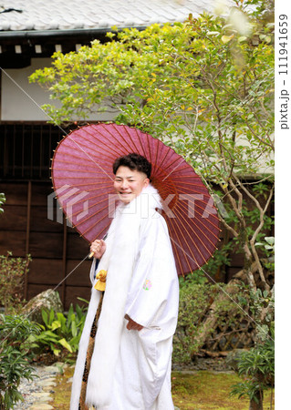 丈が長めの羽織が洒落たシルバーと白の男袴、紋付袴姿の成人男性、成人式ロケーション撮影 111941659