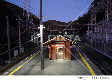 夜の鵜原駅の待合室 夜の鵜原駅の待合室 111942005