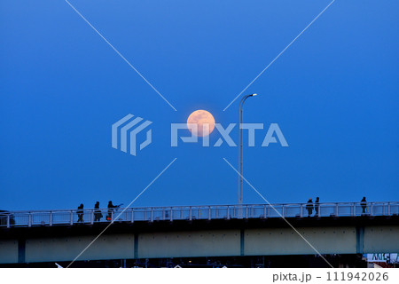 夕暮れの海辺の風景、満月と共に 夕暮れの海辺の風景、満月と共に 111942026
