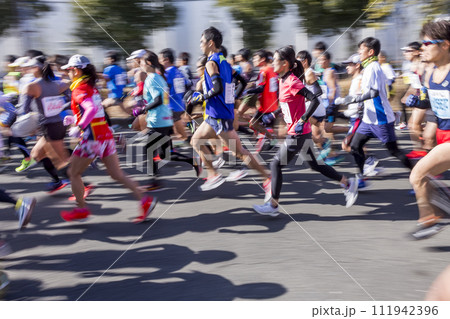 マラソンランナー 111942396