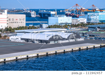 日本の横浜都市景観 大黒ふ頭客船ターミナルや自動車運搬船（奥）などを望む(海上にアクアライン） 111942457