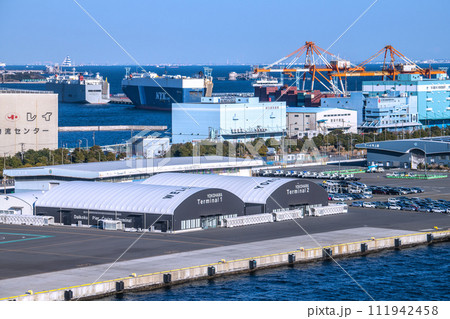 日本の横浜都市景観 大黒ふ頭客船ターミナルや自動車運搬船(奥)などを望む(海上にアクアライン) 日本の横浜都市景観 大黒ふ頭客船ターミナルや自動車運搬船(奥)などを望む(海上にアクアライン) 111942458