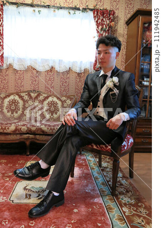 メンズフォーマル、ブライダル用衣装タキシード姿の男性、新郎、結婚式ウェディング メンズフォーマル、ブライダル用衣装タキシード姿の男性、新郎、結婚式ウェディング 111942485