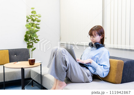 ノートパソコンで仕事をする/リモートワークをする女性 ノートパソコンで仕事をする/リモートワークをする女性 111942867