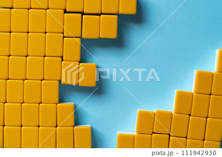 青背景に並ぶブロック 青背景に並ぶブロック 111942930