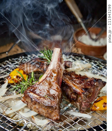 バーベキューで肉を焼く 111943299