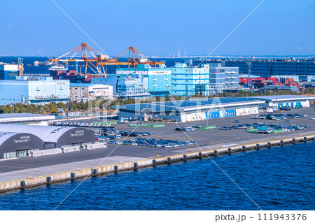 日本の横浜都市景観 大黒ふ頭客船ターミナルや自動車運搬船（左奥）などを望む(海上にアクアライン） 111943376