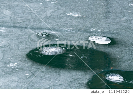 凍りついた氷の表面 自然湖 凍りついた氷の表面 自然湖 111943526