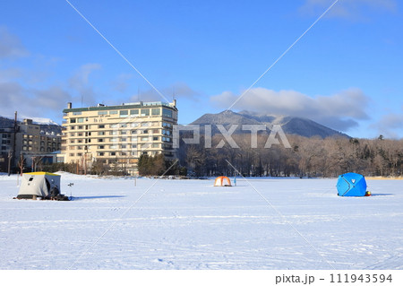 阿寒湖 氷上ワカサギ釣りの風景 阿寒湖 氷上ワカサギ釣りの風景 111943594