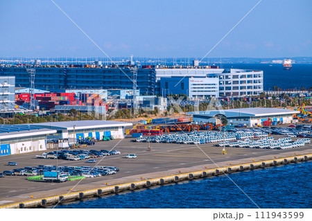 日本の横浜都市景観 大黒ふ頭・Y-CCなどを望む(海上にアクアライン） 111943599