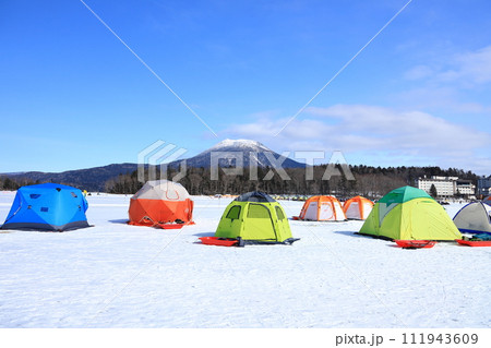 阿寒湖　氷上ワカサギ釣りの風景 111943609