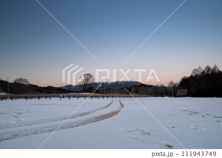 冬の高原の夜明け 開田高原 冬の高原の夜明け 開田高原 111943749